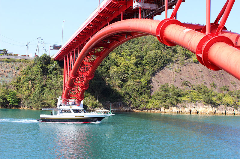 松島橋（5号橋）は前島と天草上島を結ぶ橋です。鮮やかな赤色が人気の橋です。