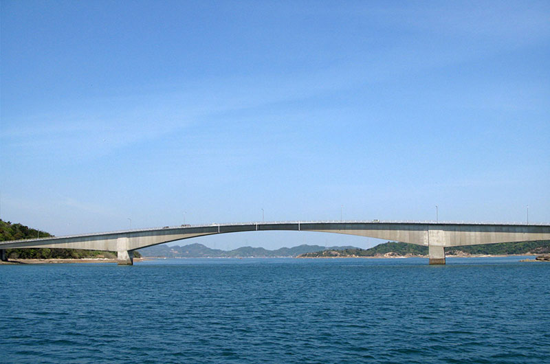 中の橋（3号橋）は永浦島と大池島を結ぶ橋です。コンクリートの打ちっぱなしの外観が特徴的です。