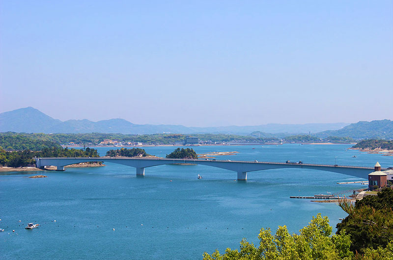 前島橋（ 4号橋）は　大池島と前島を結ぶ橋です。五橋中最長の長さを誇ります。