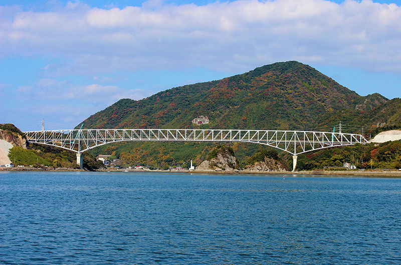 天門橋（1号橋）は九州本土と天草を結ぶ橋。五橋最高の海面からの高さ42mを誇ります。