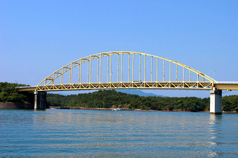 大矢野橋（2号橋）は　大矢野島と永浦島を結ぶクリーム色の橋です。